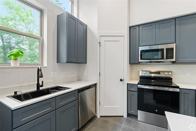 Building Photo - 13822 Bee Flower Ln