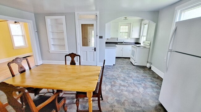 Building Photo - 3 Bed / 1 Bath Single Family Home