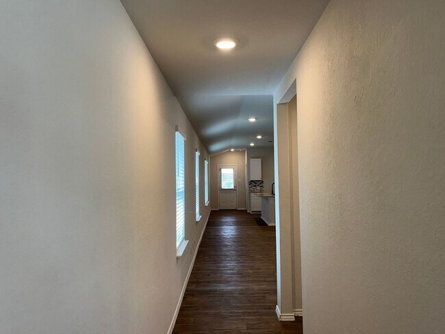 Building Photo - 413 Middle Grn Lp