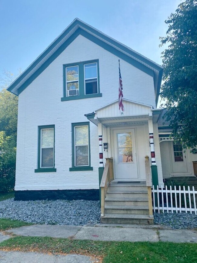Building Photo - Pine St Triplex