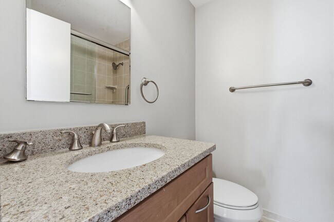 Foto del edificio - 5BR / 3BA Home with Flexible Living Space & Tree-Lined Views