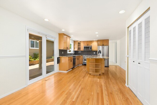 Foto del edificio - North Kirkland 4 Bedroom 3 Bath - Tons of ...