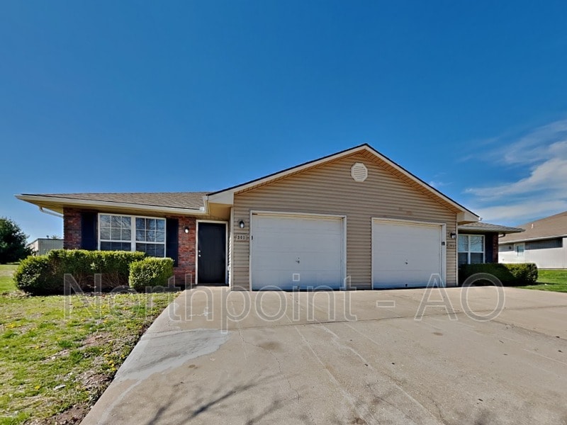 301 NW Woodbury Dr, Grain Valley, MO 64029 House Rental in Grain