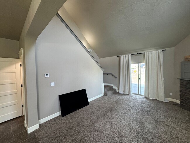 Foto del edificio - Spacious 3-Bed, 3-Bath Home with Loft & St...