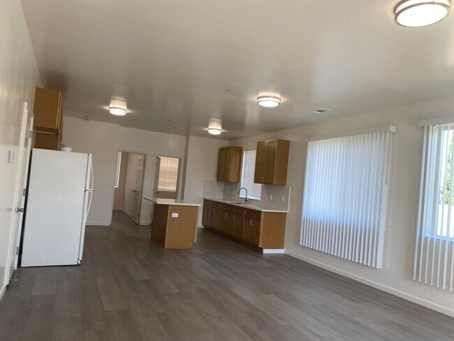 Foto del edificio - 2406-2408 W Avenue 134th (LO)