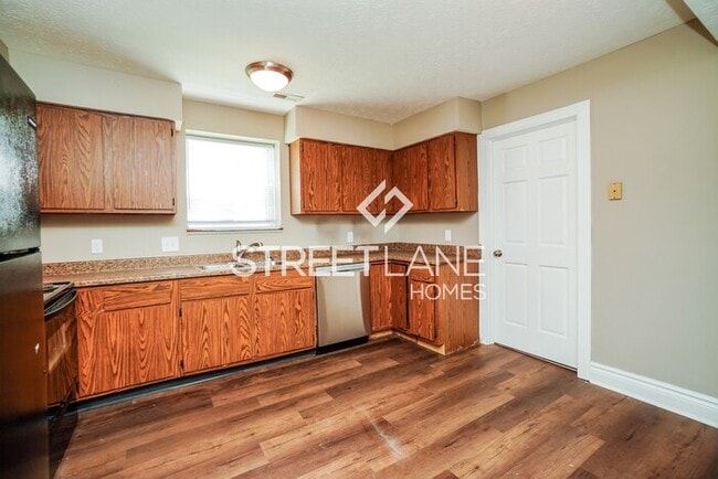 Building Photo - REDUCED!
