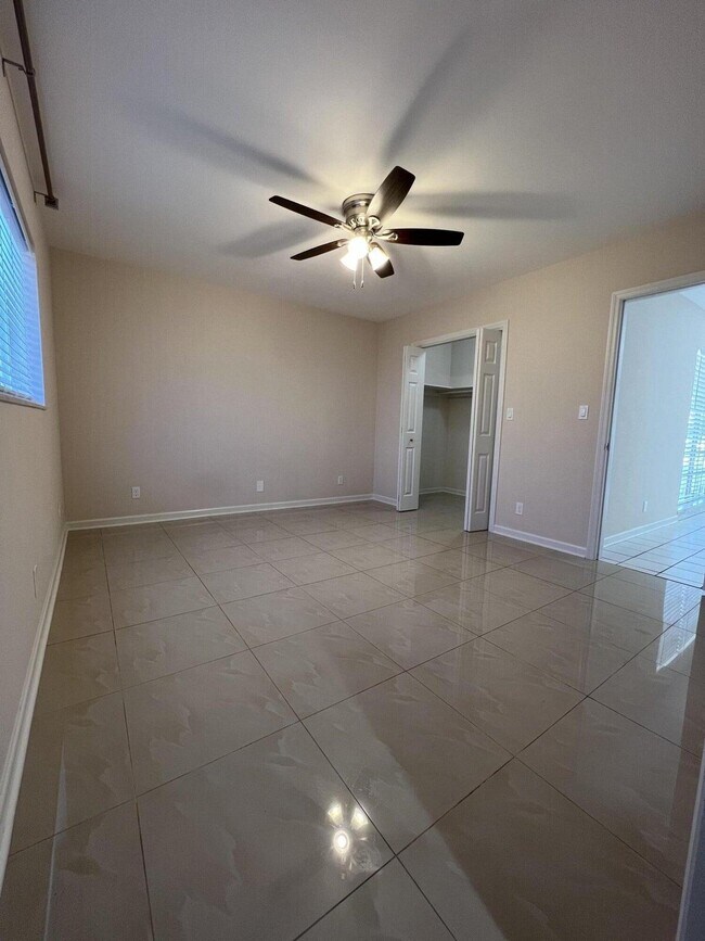 Foto del edificio - 499 W Conference Dr