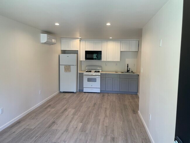 Building Photo - 7136 Forest Hills Rd