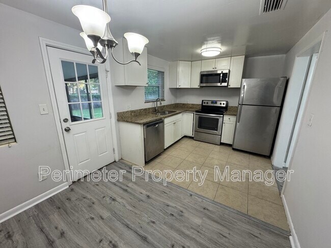 Foto del edificio - 8215 Cir St S