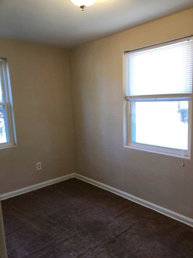 Building Photo - 3 Bed 1 Bath Home | Pet Friendly | Washer ...