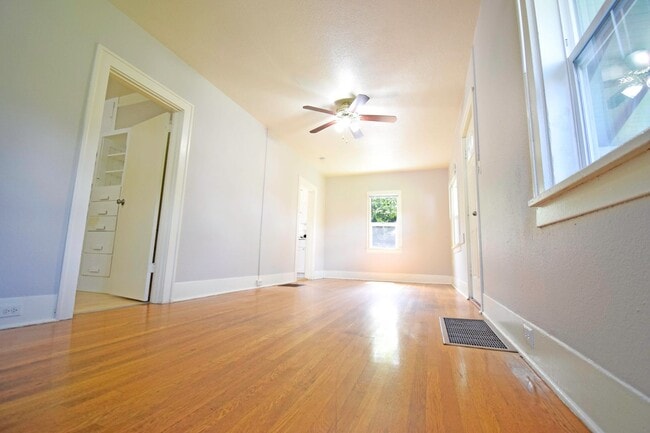 Building Photo - 2 Bedroom 1 Bath Home with Large Yard in t...