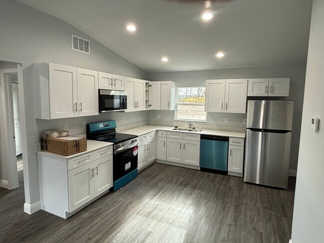 Building Photo - LIKE NEW DESIGNER HOME 3/2 READY FOR NEW F...