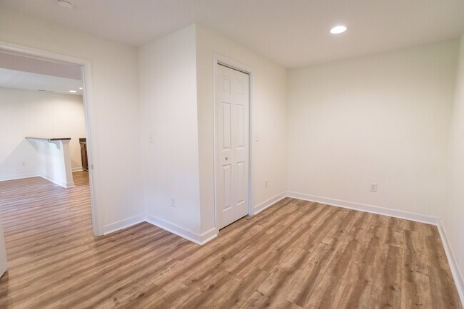Bedroom (showing close closet door) - 913 Raymond Road