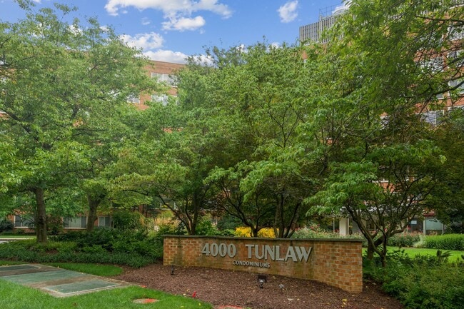 Foto del edificio - Walk to Georgetown! One Month Concession! Professionally Managed & Recently Renovated // 1 Bedroo...