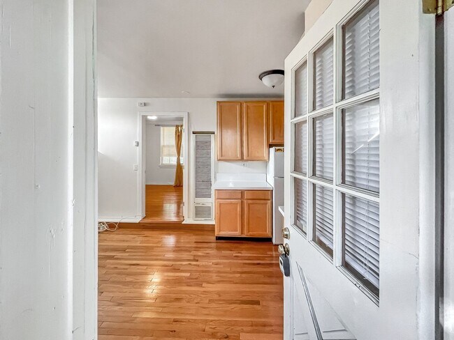 Foto del edificio - 2439 Roosevelt Ave