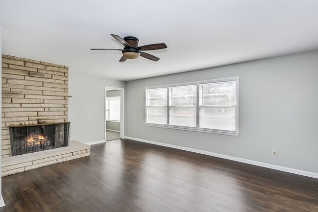 Foto del edificio - GORGEOUS 4 bedroom 2 bath Ranch!