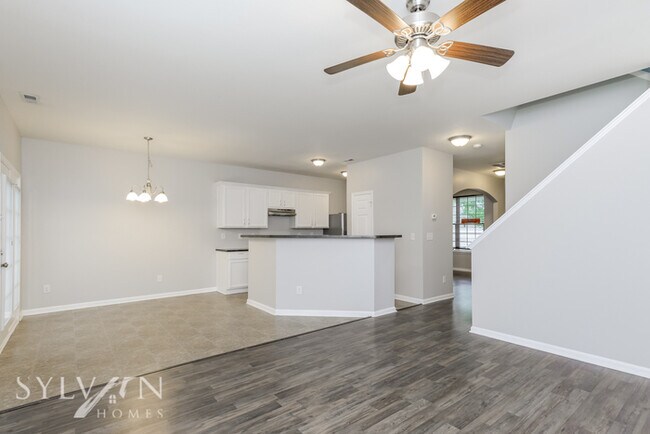 Building Photo - Charming 3BR, 2.5BA home