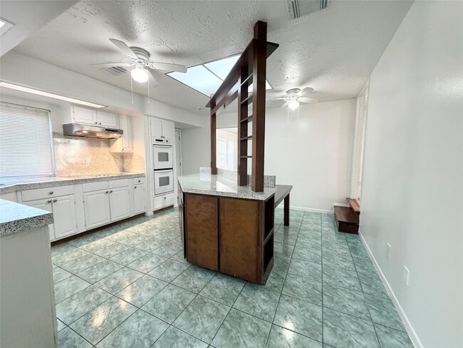 Building Photo - 10423 Kirkshire Dr