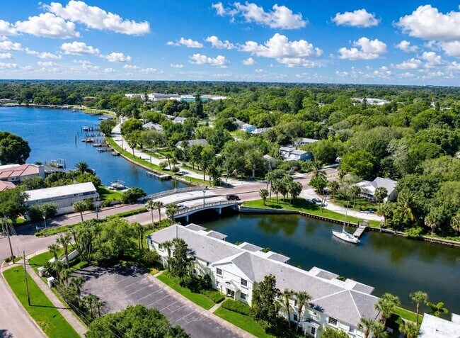 Building Photo - 3889 Pompano Dr SE