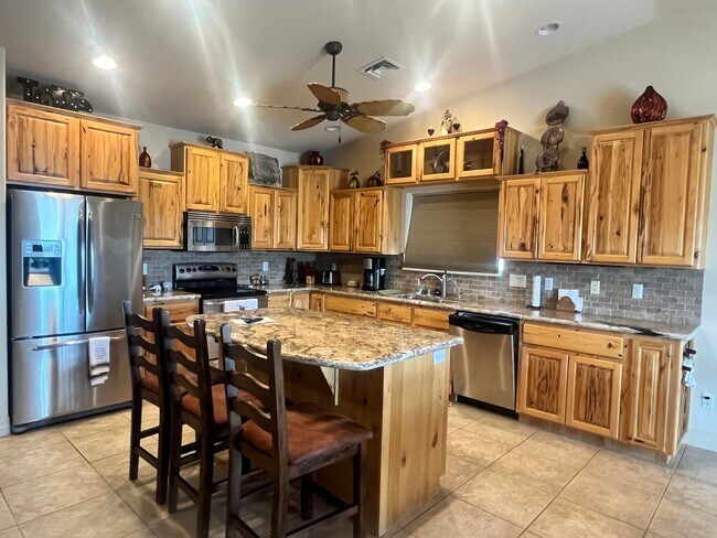 Building Photo - Luxury short term furnished home
