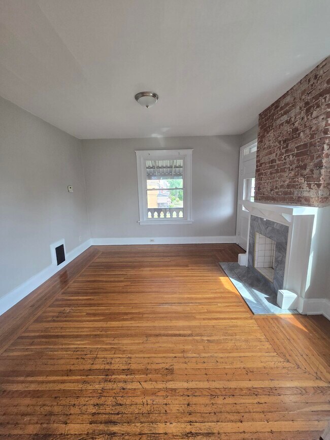 family room, view 2 - 2221 Hudson Ave