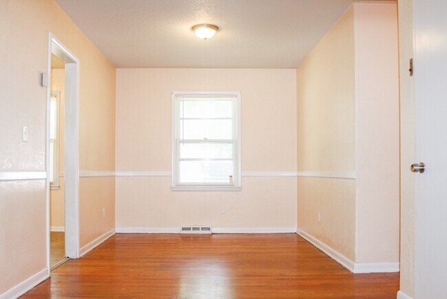Building Photo - 3 Bedroom 1.5 Bath Raytown Ranch Style Home