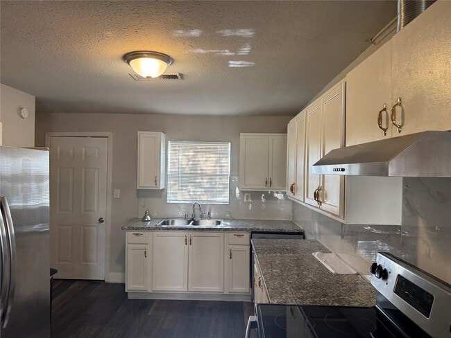 Building Photo - 4511 S Main St