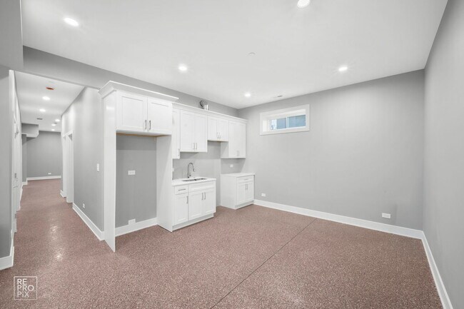 Foto del edificio - 8734 Kimball Ave