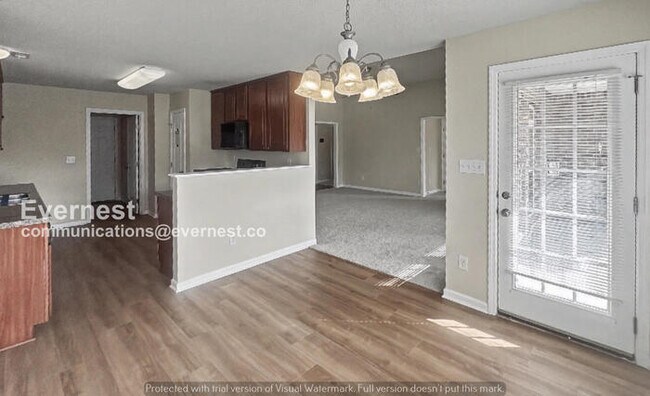 Foto del edificio - 3 Bed/2 Bath Home with Garage / Pet-Friendly / Vouchers Accepted / Available Now!