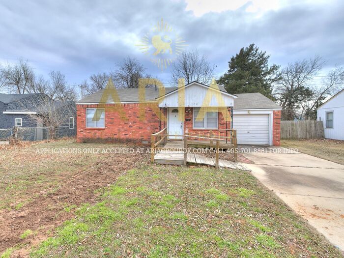 Foto principal - Cozy 2 Bed/1 Bath Single Family Brick Home...