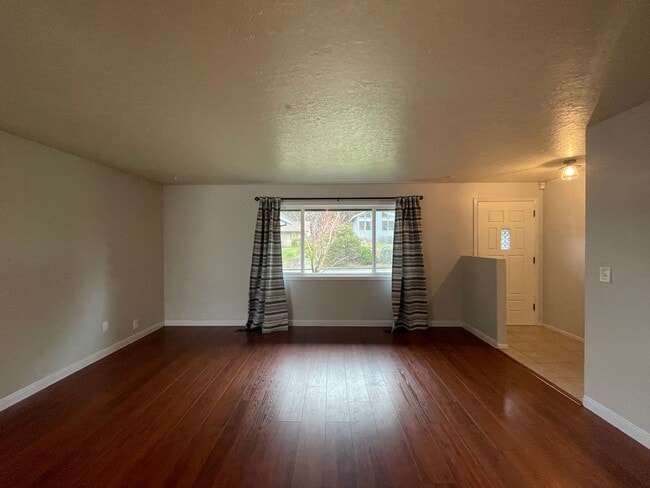 Building Photo - 3 Bed 2.5 Bath SE PDX Ranch House - Level ...