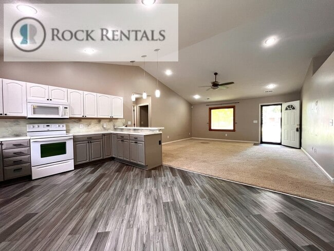 Building Photo - 3 Bed 2 Bath House with Attached Garage