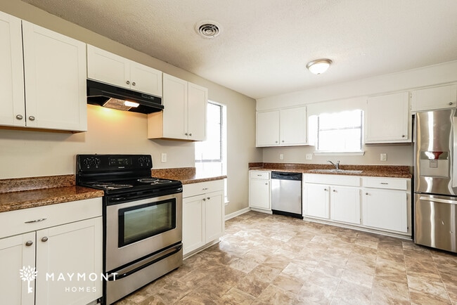 Building Photo - Lovely Three Bedroom