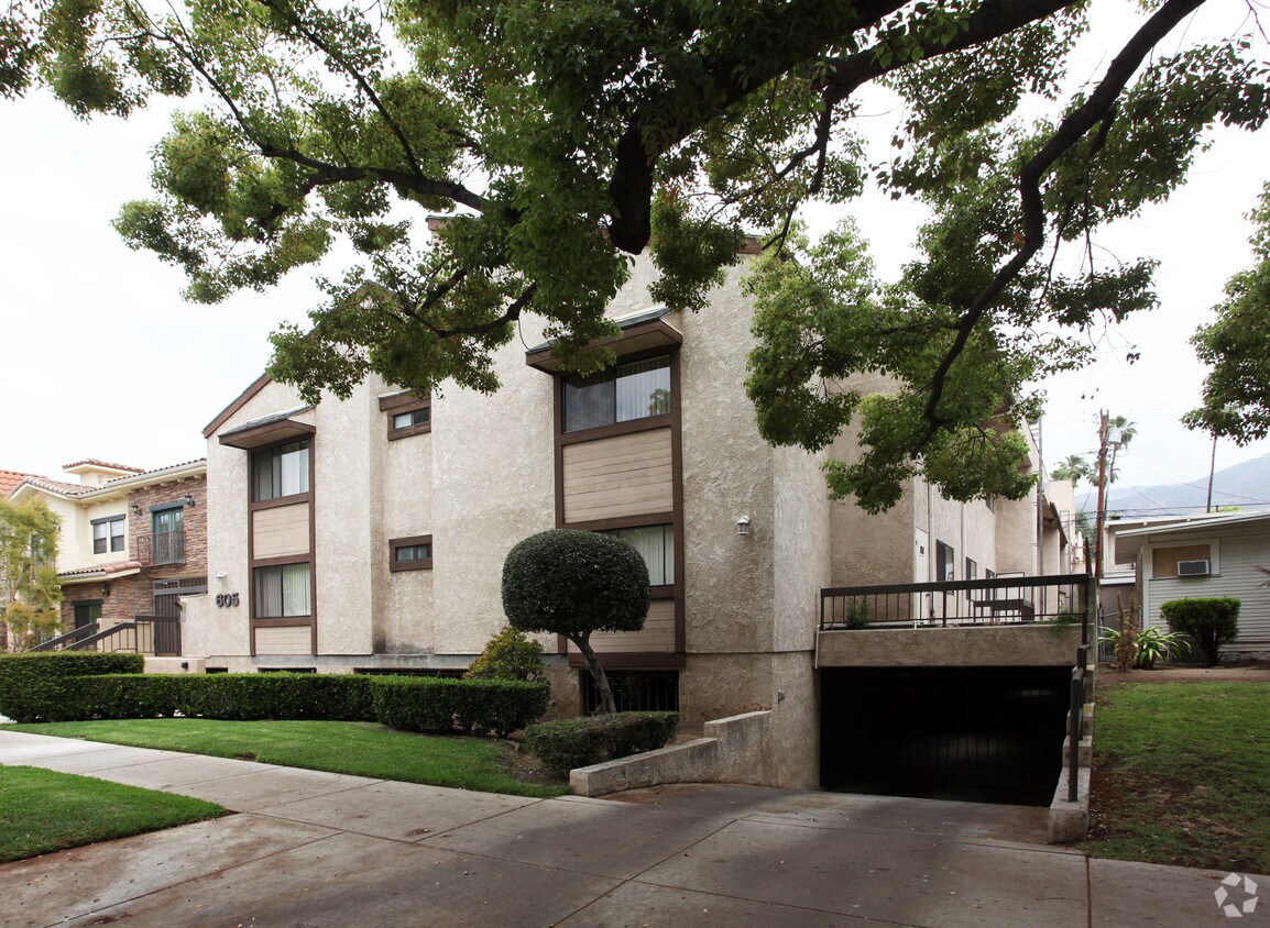 Building Photo - 605 W Stocker St