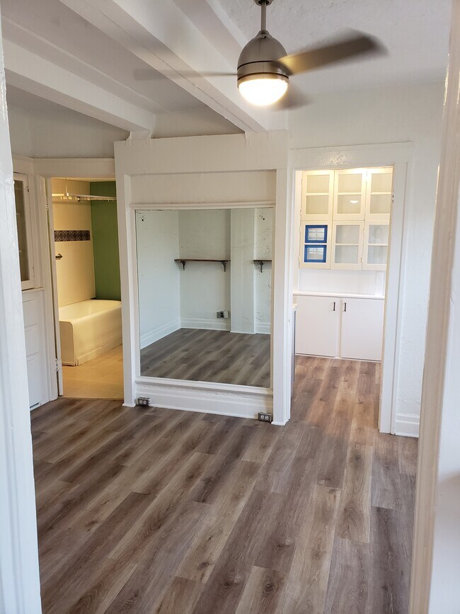 Habitación trasera (espejo grande) - 613 Broadway St