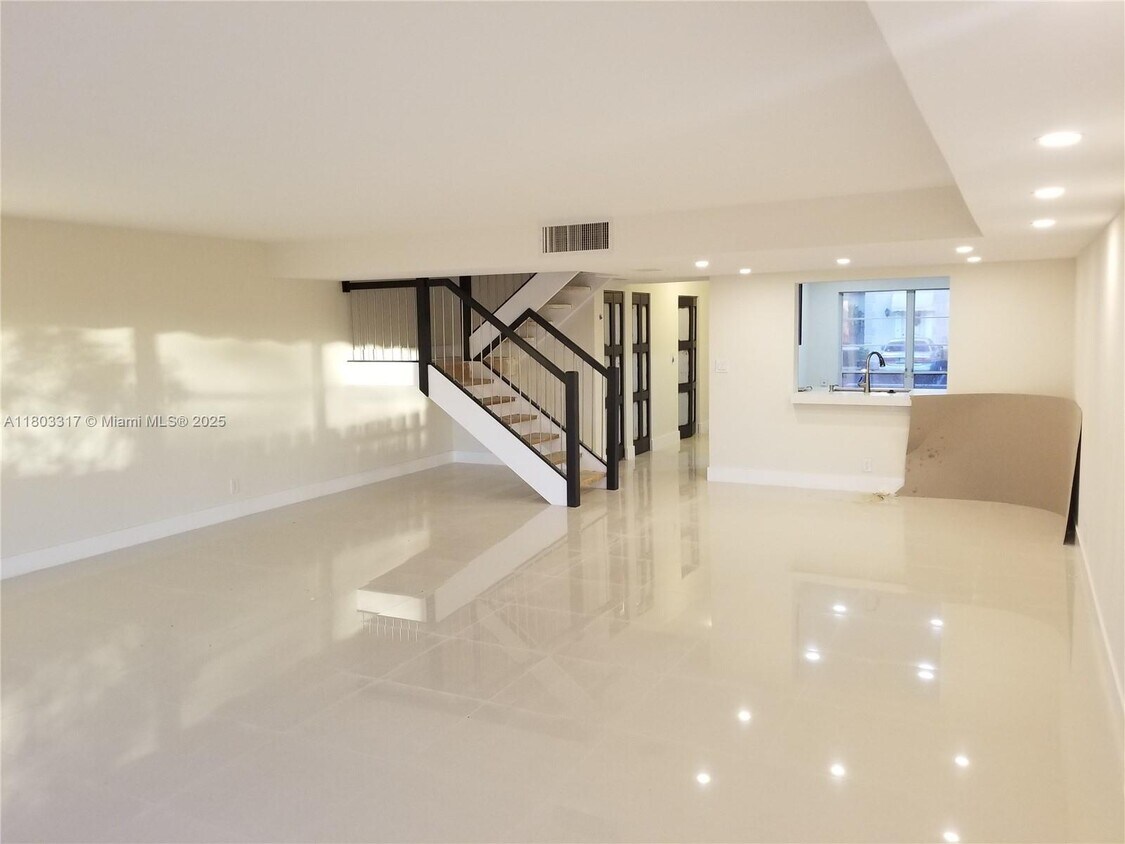 Foto principal - 907 NE 27th Ave