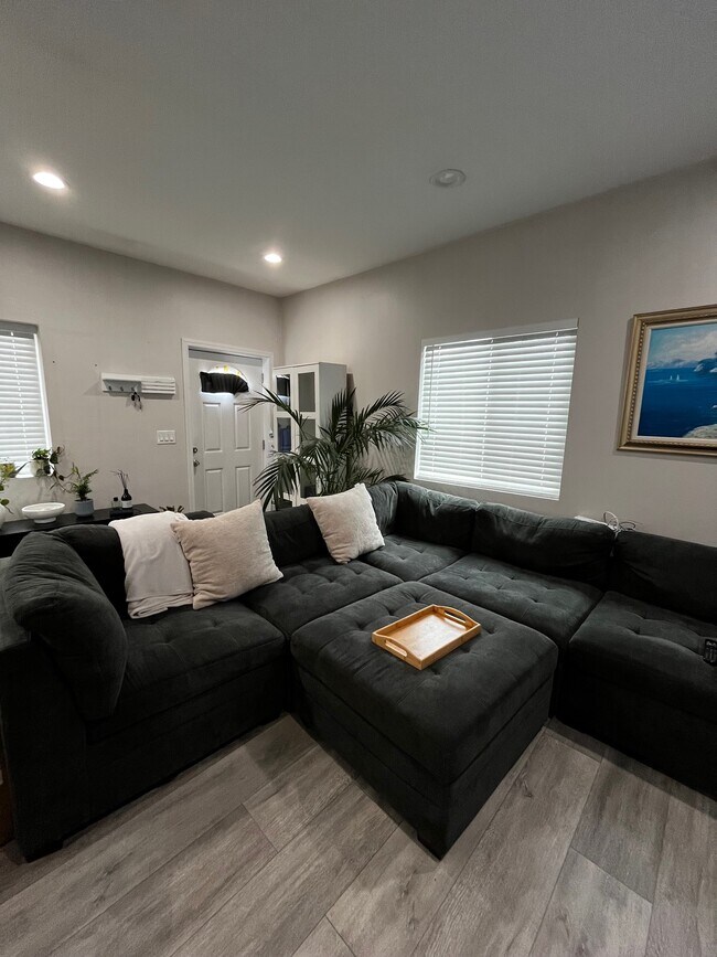 Building Photo - 1007 S Magnolia Ave