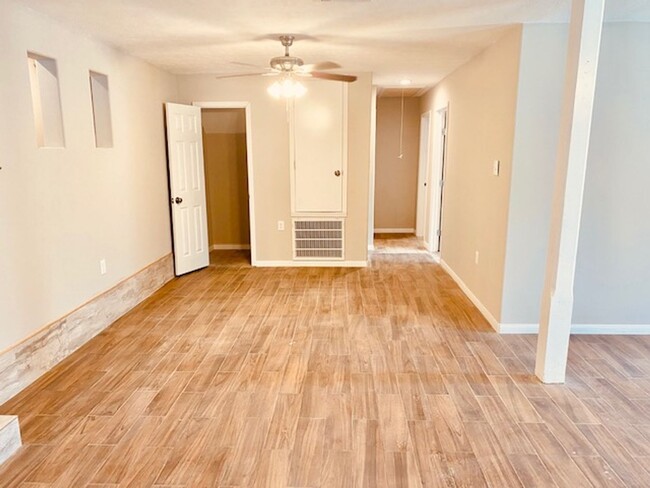 Building Photo - REMODELED 3 BEDROOM 2.5 BATH HOME CLOSE TO...