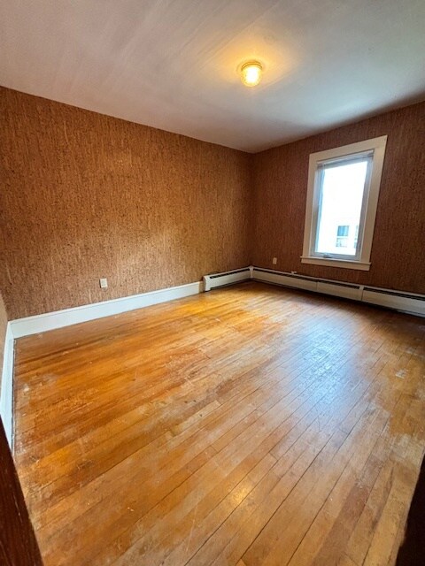 Good sized bedroom with expensive cork wallpaper - 325 Flynn Ave