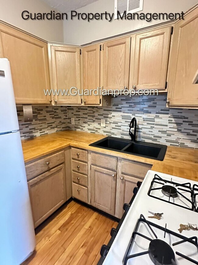 Building Photo - Kenwood Apartment, Private Entry, Parking, Pets Welcome, Video Walk Through