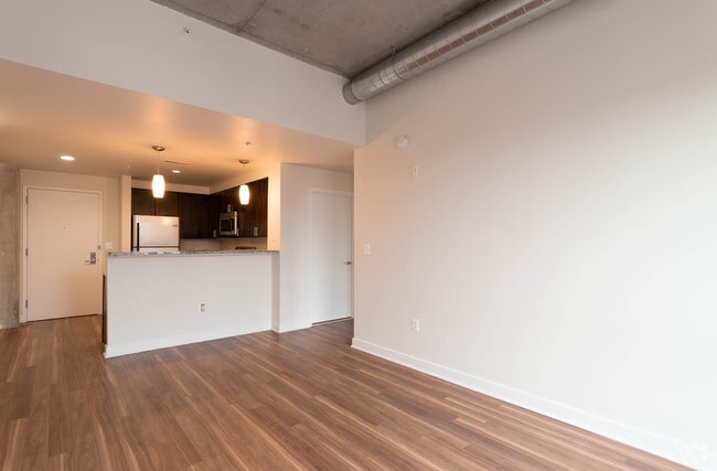 2BR, 2BA - 885 SF - 1111 Light Street Apartments