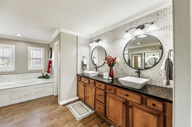 Foto del edificio - 3615 Oak Meadow Dr