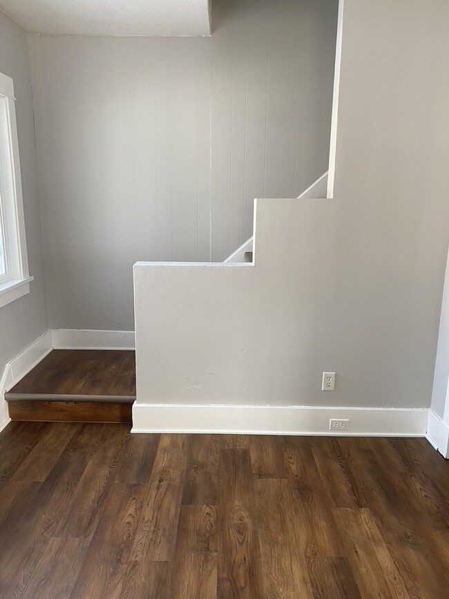 Building Photo - 516 Spear Ave