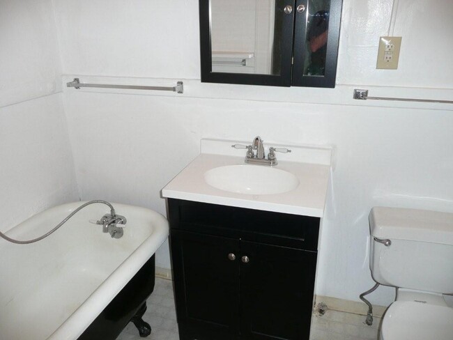 Bathroom - 1121 Broadway Ave E