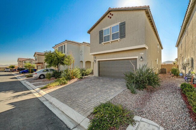 Building Photo - AMAZING 2 Story, 5 Bedroom Home in Gated c...