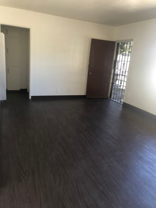 SALA DE ESTAR - 1332 W 60th St