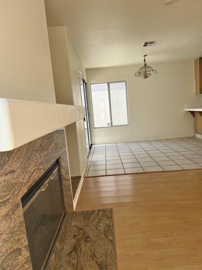Foto del edificio - 7241 Steeple Ridge Dr