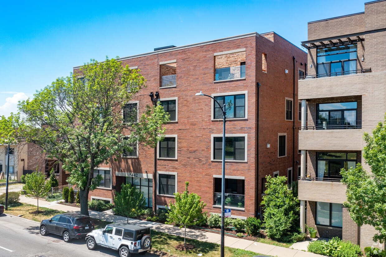 Building Photo - 5442 N Western Ave
