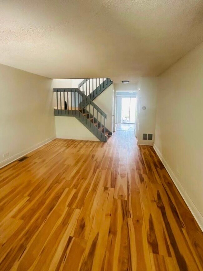 Foto del edificio - 1744 DeForest Ln