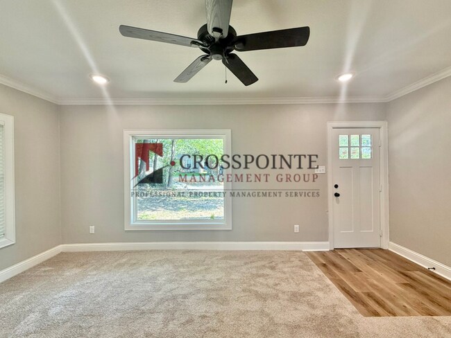 Building Photo - Newly Renovated 2 Bedroom, 1 Bathroom Home!